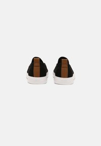 Pier One UNISEX - Sapatos sem atacadores - black