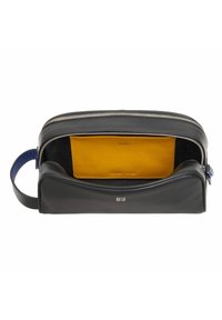 Una pochette nera in pelle con una cerniera argentata, che presenta un portacarte di un brillante colore giallo all'interno e una tracolla blu. Texture liscia, forma moderna.