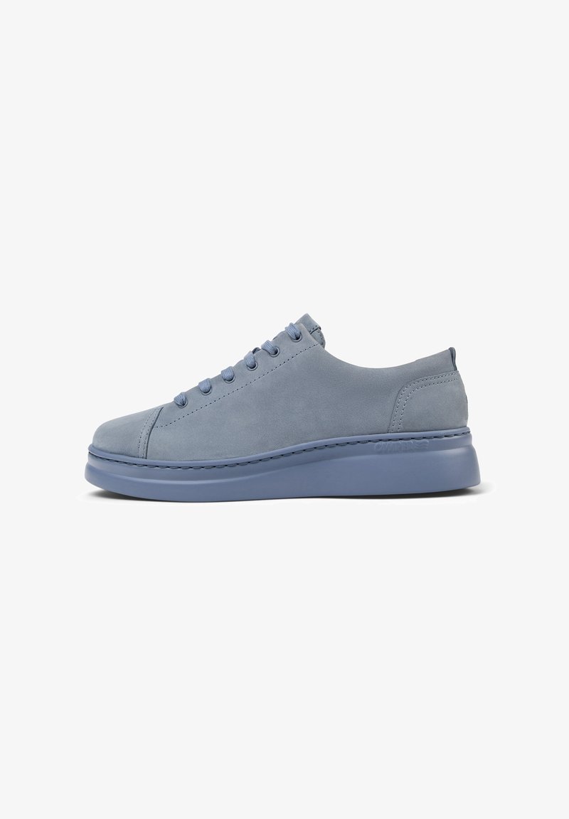 Hellblaue Wildledersneaker mit runder Zehenform, glatter Textur, sechs Ösen und einer dicken, gepolsterten Sohle. Minimalistisches Design mit tonalem Nähen.