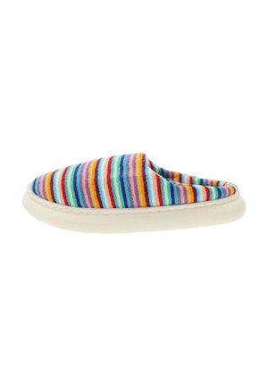 Zapatilla de varios colores con rayas en tela púrpura, roja y azul. Parte superior de textil suave y suela blanca acolchada. Diseño de parte trasera cerrada.