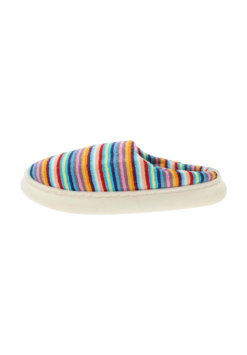 Zapatilla de varios colores con rayas en tela púrpura, roja y azul. Parte superior de textil suave y suela blanca acolchada. Diseño de parte trasera cerrada.