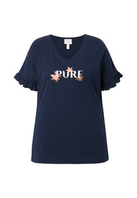 Maglietta a maniche corte blu navy con scollo a V, caratterizzata da un orlo arricciato e da un design testuale floreale "PURE" in rosa chiaro e beige.