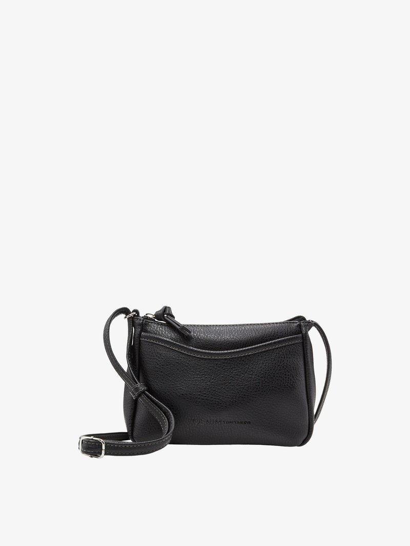 Piccola borsa a tracolla in pelle nera con tracolla regolabile e chiusura con cerniera su sfondo bianco.