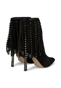 Bottines noires en daim avec des détails en franges longues, des accents cloutés et un talon aiguille noir brillant. Fermeture éclair à l'arrière.