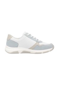 Sneaker blanche avec des accents en suède bleu clair et beige, bout rond, design à lacets et semelle en caoutchouc texturée.
