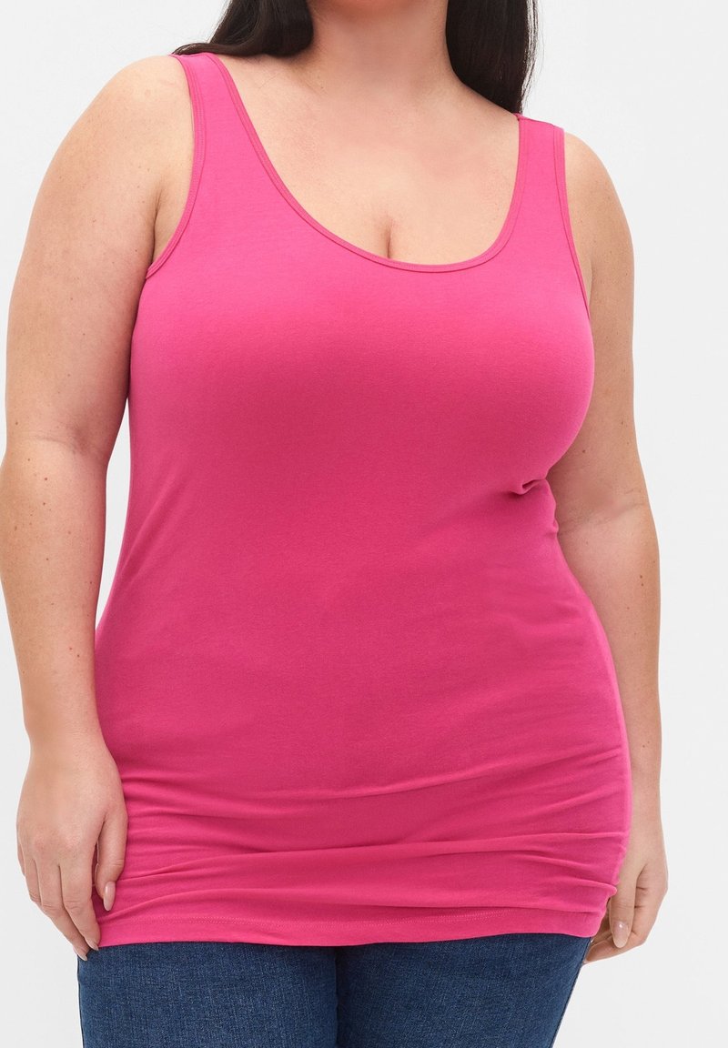 Rosa ärmlös linne i mjuk bomull med en figurnära design, med en rundad halsringning och samlad detalj vid fållen.