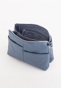 Modrá kožená taška s texturovaným povrchem, s uzávěrem na zip a dvěma vnějšími kapsami. Interiér obsahuje zipovou kapsu.