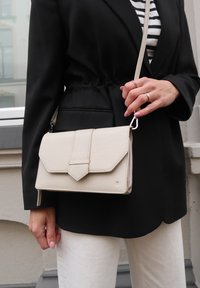 Manfield Clutch - offwhite