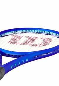 Blauwe tennisracket met een afgeronde lijst, witte snaren en een rood accentpatroon. Bevat een rubberen grip en "Ultra" merk in het groen.