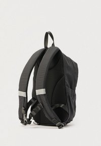 Sac à dos noir avec panneau dorsal rembourré en maille, bretelles ajustables avec bandes réfléchissantes et une poignée de transport supérieure sur fond blanc.