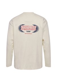 Beige Langarm-T-Shirt mit "SWARM INTERNATIONALS" in Rot und Blau auf dem Rücken, mit horizontalen Linien und einem Rundhalsausschnitt.