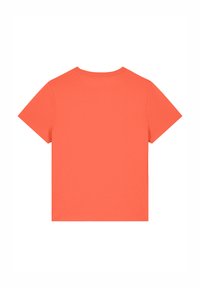 Koraalkleurig t-shirt met korte mouwen, een ronde hals en een soepele textuur. De achterkant toont een eenvoudig, onopgemaakte stijl.
