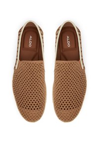 Bruine mesh instap schoenen met een getextureerde bovenkant, contrasterende beige accenten en een gevoerde bruine binnenzool met het ALDO-logo.