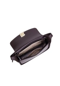 Borsa a tracolla in pelle di colore viola con hardware dorato, dotata di chiusura a linguetta, scomparti con zip e fodera interna texturizzata.