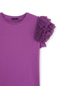 T-shirt viola con scollatura rotonda e maniche corte, caratterizzato da un dettaglio di ruffle arricciato sulla spalla sinistra. Materiale in cotone morbido.