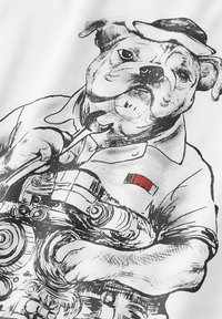 Un bouledogue portant une casquette et une chemise avec "1986" tient une clé à molette, travaillant sur un moteur ou une machinerie mécanique complexe.