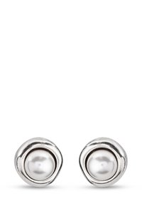 Pendientes de studs en tono plateado que presentan una perla blanca central rodeada por un bisel metálico redondeado y texturizado. Acabado suave con un aspecto pulido.