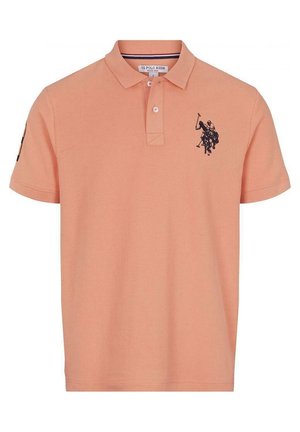 Męska brzoskwiniowa koszulka polo z krótkim rękawem, kołnierzykiem, dwoma guzikami oraz czarnym haftowanym logo gracza polo na lewej piersi.