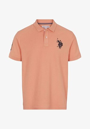Heren polo met korte mouwen in perzikkleur, voorzien van een kraag, twee knopen en een zwart geborduurd polo spelerslogo op de linkerborst.