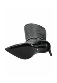 Zwarte leren laars met een spitse neus, hoge spitse hak en een gespsierraad. De zool heeft een gestructureerd patroon voor grip.