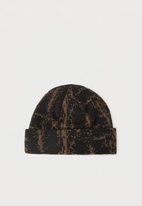 Πλεκτός σκούφος σε μαύρο με καφέ αφηρημένο μοτίβο, με διπλωμένο γείσο και μαλακή, υφή στο φινίρισμα.