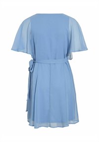 Svetlomodré šaty s priesvitnými krátkymi rukávmi, opaskom v páse a voľným strihom. Tkanina má textúrovaný povrch.