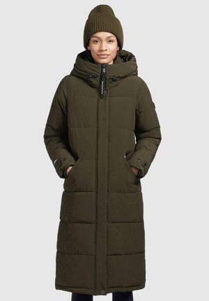Lange, olijfgroene pufferjas met een capuchon, drukknopen- en ritssluiting, elastische manchetten en twee zijzakken. Draagt een bijpassende beanie.