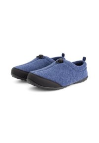 Een paar blauwe instapslippers met zwarte neuscaps en verstelbare toggle-sluitingen op een witte achtergrond.