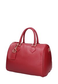 Borsa a mano in pelle rossa con una forma strutturata, doppi manici, accentuata da dettagli in oro e una superficie testurizzata. Presenta una chiusura con zip.