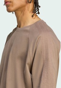 adidas Originals TEE - T-shirts basic - earth strata