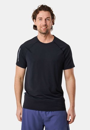 Schwarzes Sport-T-Shirt mit Rundhalsausschnitt und kurzen Ärmeln, aus leichtem, atmungsaktivem Material mit subtilen reflektierenden Details an den Ärmeln.