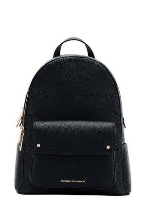 Sac à dos en cuir noir avec poche avant, fermetures éclair dorées et logo « Victoria Hyde London » sur la poche.