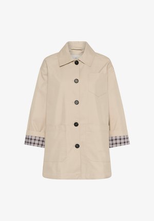 Abrigo beige abotonado con collar, tres bolsillos delanteros y forro de puños a cuadros en las mangas largas.