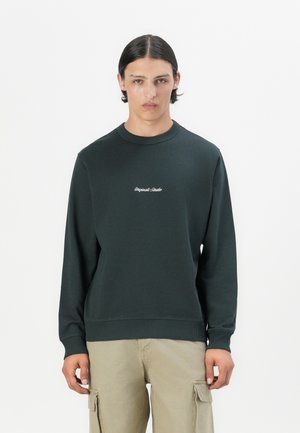 Mörkgrön sweatshirt i mjukt tyg, med en ribbad halsringning och ärmar samt en liten vit "Original Studio"-logotyp på bröstet.