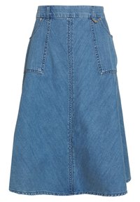 Jupe en jean bleu en forme de A avec poches à rabat sur le devant, passants de ceinture et surpiqûres au centre et sur les côtés.