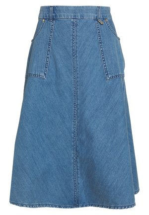 Jupe en jean bleu en forme de A avec poches à rabat sur le devant, passants de ceinture et surpiqûres au centre et sur les côtés.