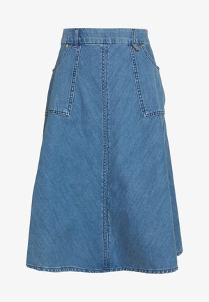 Niebieska dżinsowa spódnica w kształcie litery A z przednimi kieszeniami naszywanymi, szlufkami na pasek oraz przeszyciami wzdłuż środka i boków.