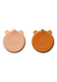 Divas silikona vāciņi maigi rozā un oranžā krāsā, katrs ar lāča ausu dizainu augšpusē. Gluda tekstūra, apaļa forma ar smalku reljefa logotipu.