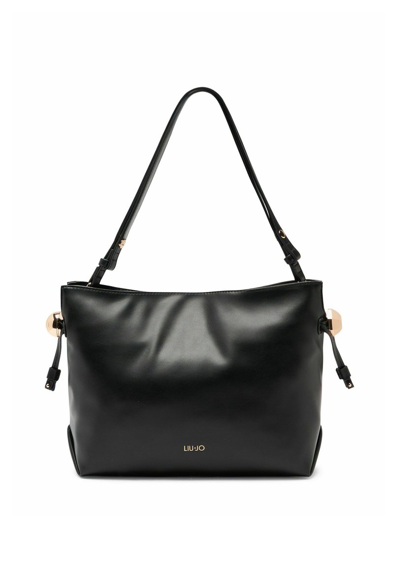 Bolso de mano de cuero negro con una textura lisa, que cuenta con dos correas para el hombro, detalles en dorado y un logo sutilmente grabado en relieve en la parte delantera.