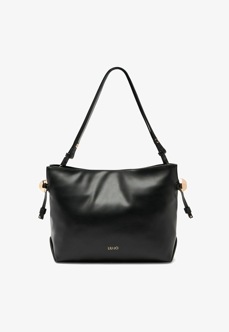 Bolso de mano de cuero negro con una textura lisa, que cuenta con dos correas para el hombro, detalles en dorado y un logo sutilmente grabado en relieve en la parte delantera.