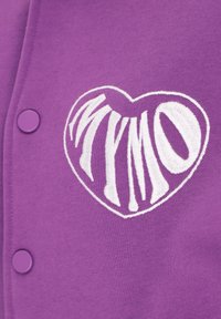 Lavendel paarse trui met een wit geborduurd hartlogo en de tekst "MYMO" in gestileerde letters. Voorzien van ronde paarse knopen.