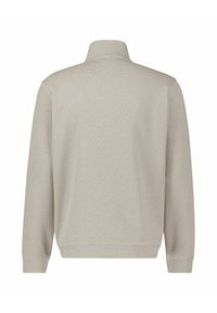 Beżowy sweter z wysokim kołnierzem, długimi rękawami, prążkowaną teksturą oraz ściągaczami na mankietach i dolnym wykończeniu. Widok z tyłu, bez dodatkowych szczegółów.