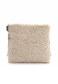 Borsa rettangolare testurizzata realizzata in tessuto beige riccio con chiusura a zip, dotata di una tracolla laterale e di hardware minimal.