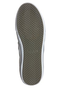 Semelle d'une chaussure GEOX avec un bord blanc, texturée en caoutchouc gris foncé présentant un motif en arêtes de poisson et des trous de ventilation.