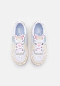 Białe buty sportowe z szarymi, niebieskimi i różowymi akcentami. Wykonane z materiałów syntetycznych, posiadają sznurowanie oraz perforowany nosek dla lepszej wentylacji.