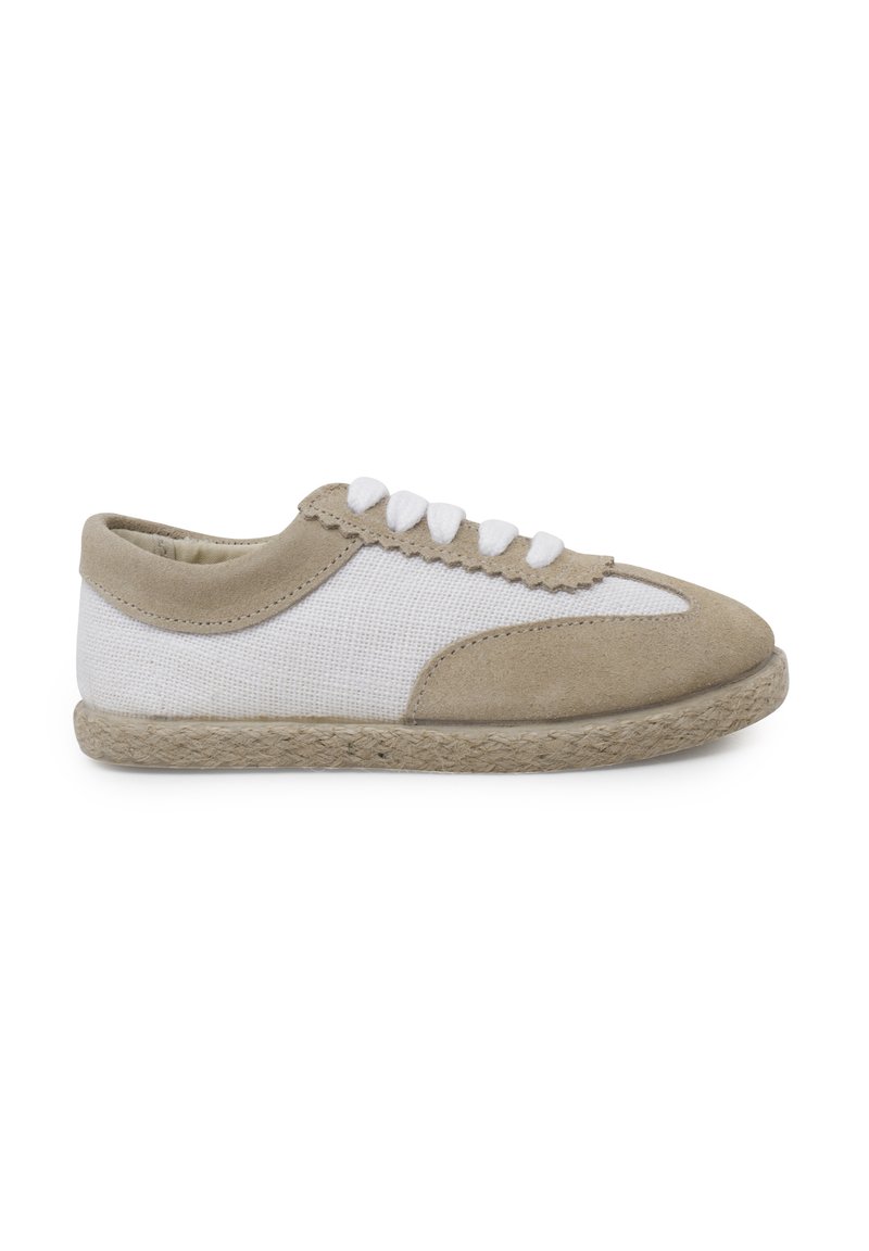 Sneaker beige e bianco con tomaia in canvas, dettagli in suede, rifiniture a scallop, chiusura con lacci e soletta avvolta in juta.