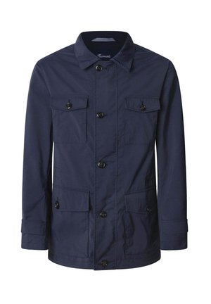 Navyblaue, leichte Jacke mit Kragen, Knopfleiste, zwei Brusttaschen und zwei seitlichen Taschen mit Knopfverschluss.