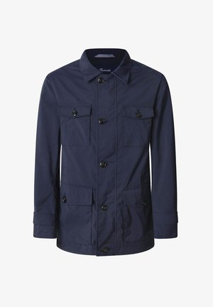 Giacca leggera blu Navy con colletto, chiusura a bottoni, due tasche sul petto e due tasche laterali con chiusura a bottone.