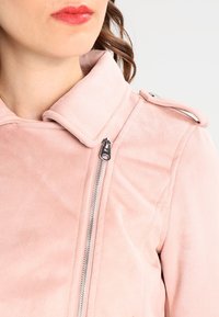 Jennyfer Bunda z umělé kůže - light pink