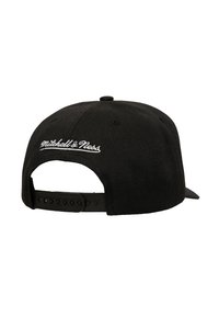 Cappello nero con chiusura snapback regolabile. Presenta il logo ricamato "Mitchell & Ness" in bianco. Realizzato in tessuto testurizzato.